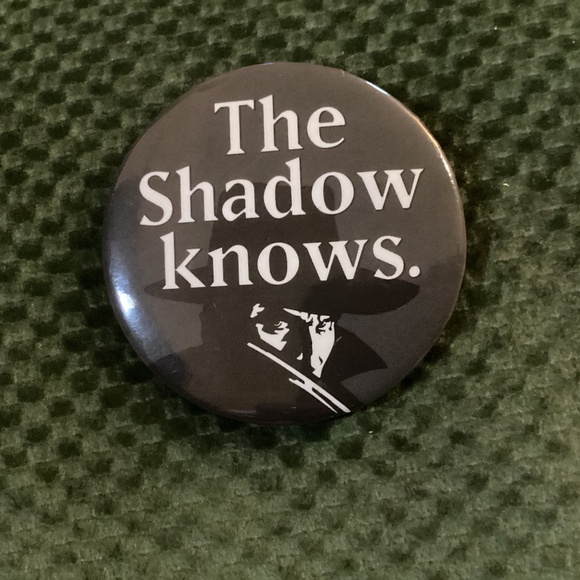 Vintage 1993 THE SHADOW KNOWS Promo Movie Pinback Pin Button Alec Baldwin - Picture 1 of 3